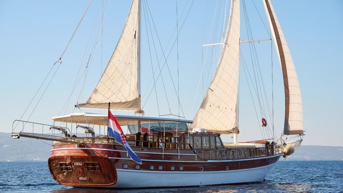 Luxury gulet Linda at sea with sails up